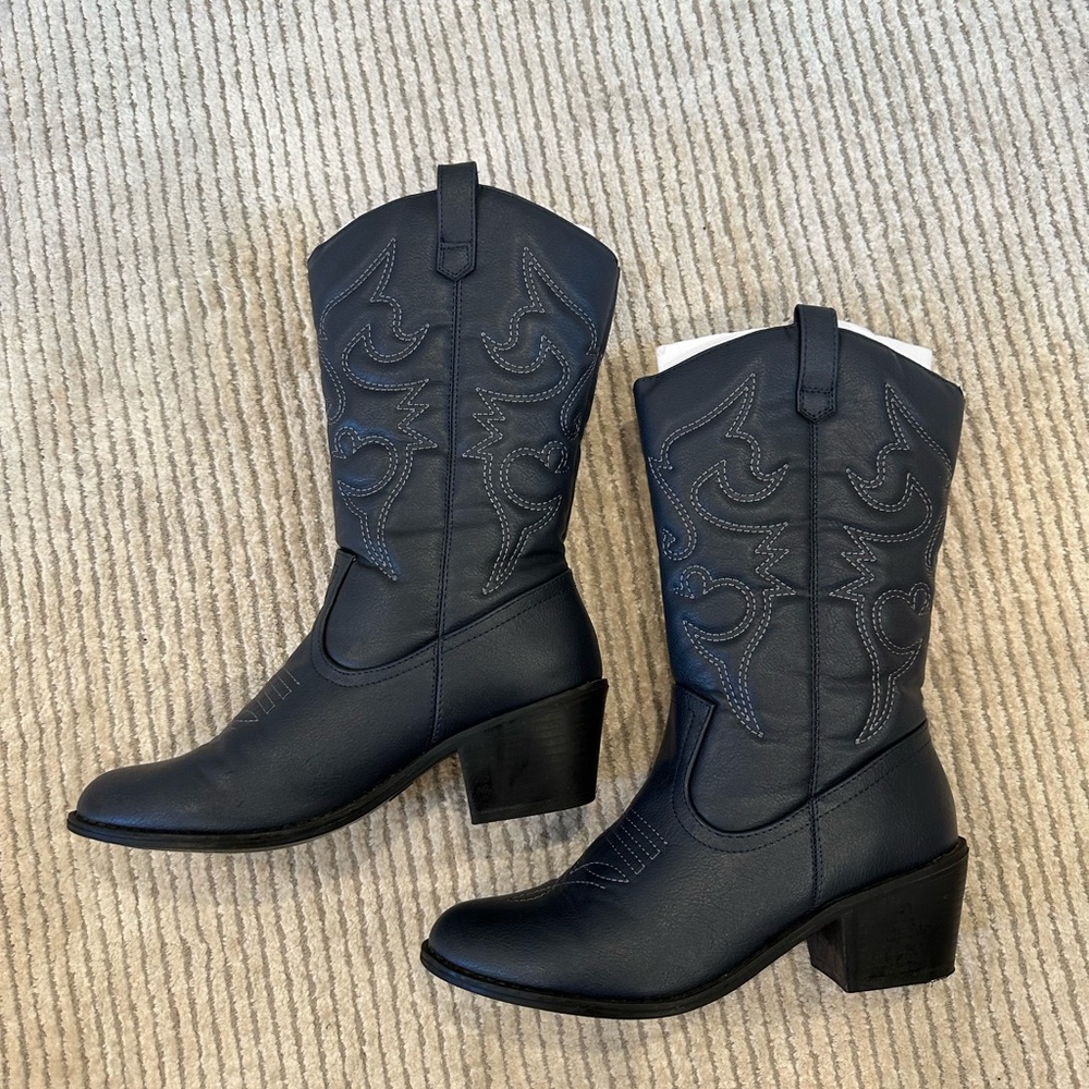 Cowboy boots wmns size 8, worn once. Navy